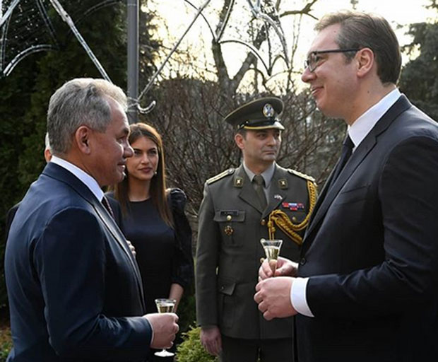 Неформалан разговор уз чашицу дуњеваче: Вучић дочекао Шојгуа па су разменили поклоне (ФОТО)